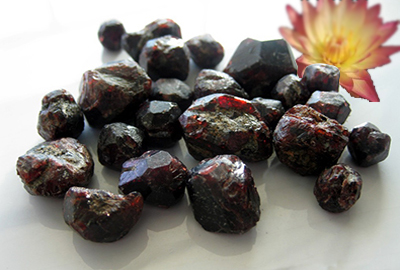 像种子一样的石榴石产地集中在苏联、捷克和