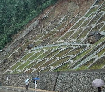 处官兵紧急抢险半幅通车(中国新闻网,2009年8月)若上边坡已有的支挡