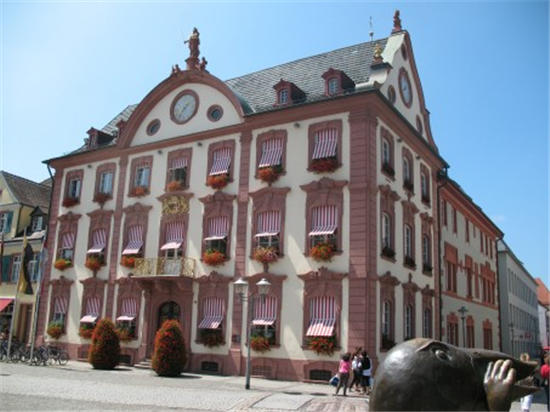 2000年人均工资_2018年人均住房