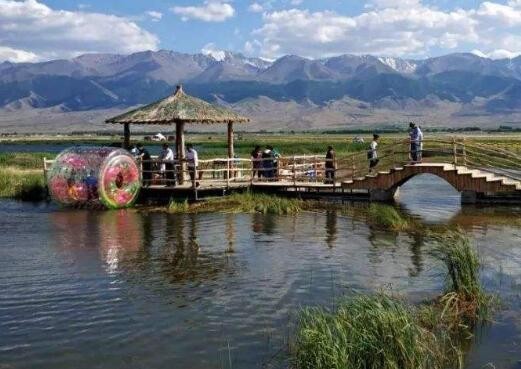 巴里坤镇  巴里坤湖景区,位于新疆巴里坤县西北18公里处,是一个高原